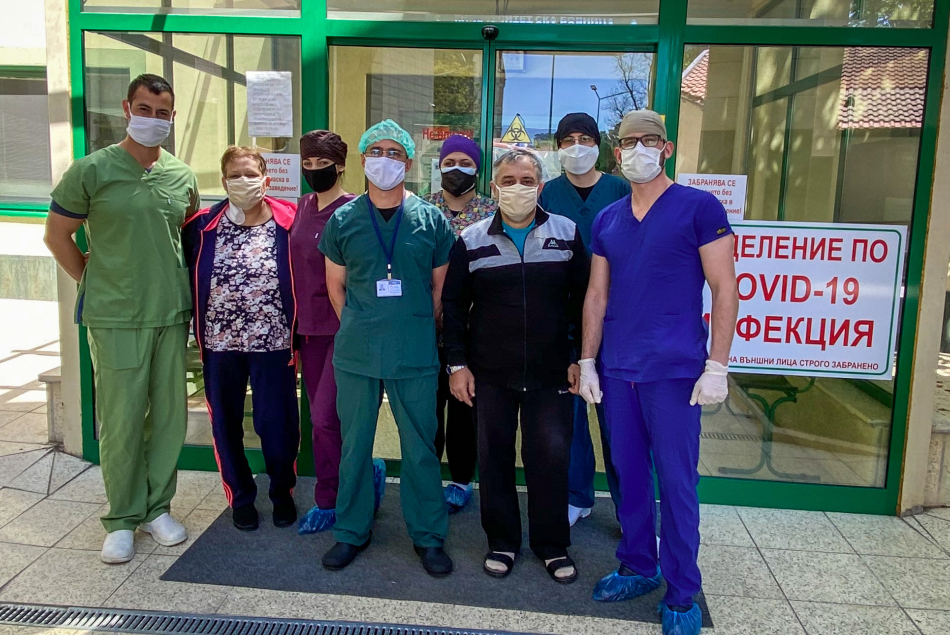 Изписаха семейство с коронавирус след 15-дневно интензивно лечение в Пловдив