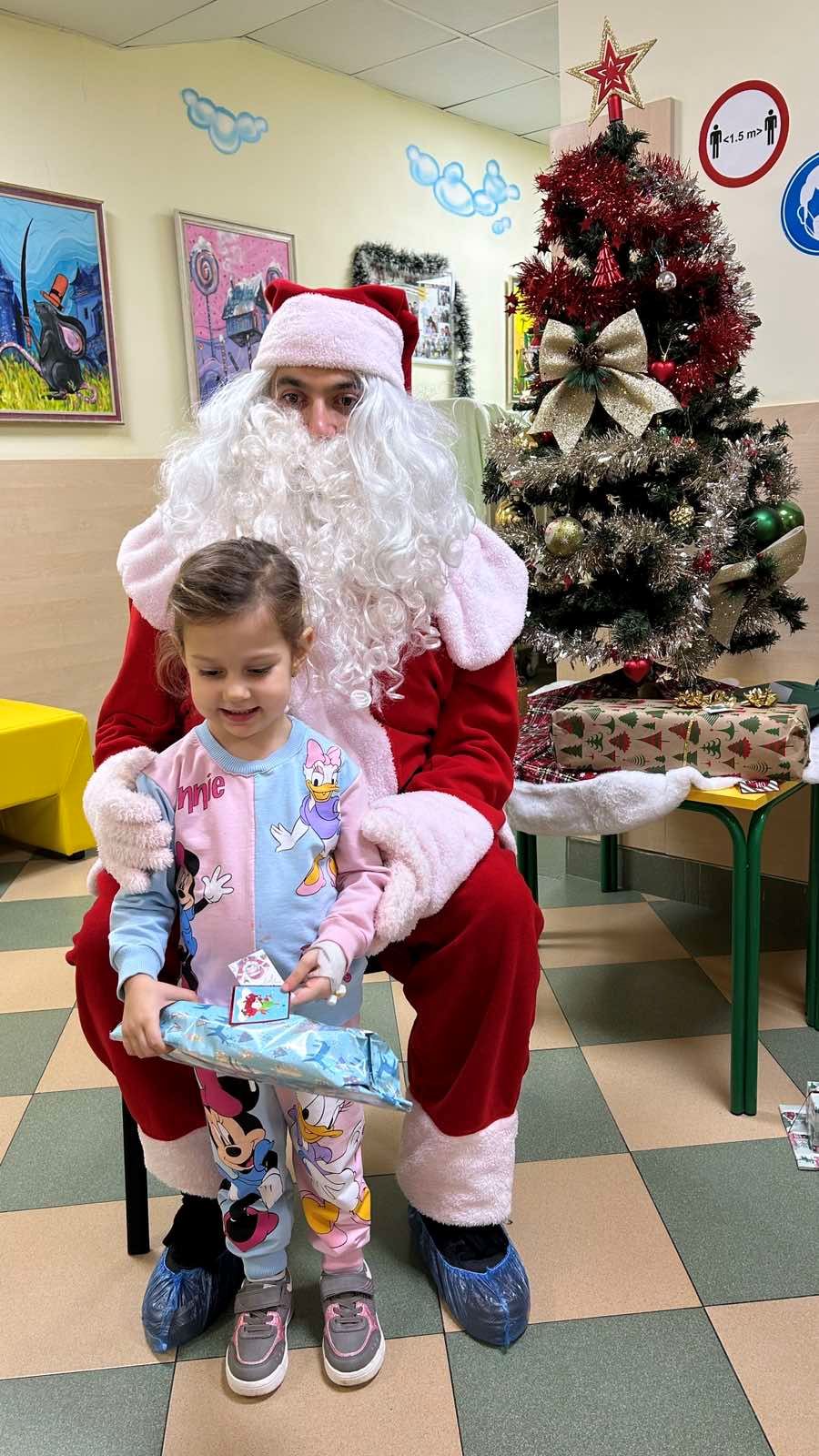 Дядо Коледа зарадва с подаръци малките пациенти на Детско отделение на „Пълмед“